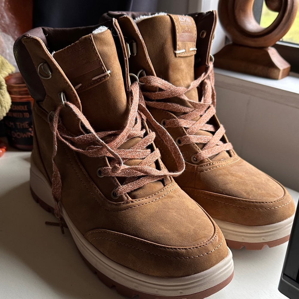Roxy Tan and Brown Boots